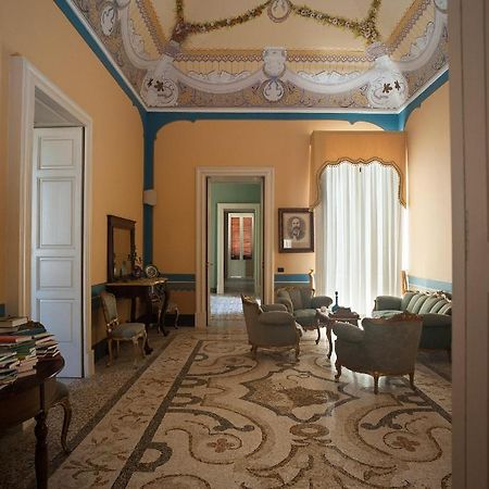 Palazzo Francesco Grassi Bed & Breakfast Aradeo ภายนอก รูปภาพ