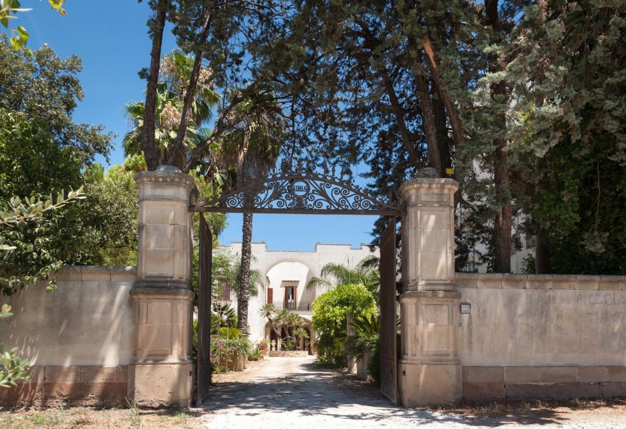 Palazzo Francesco Grassi Bed & Breakfast Aradeo ภายนอก รูปภาพ