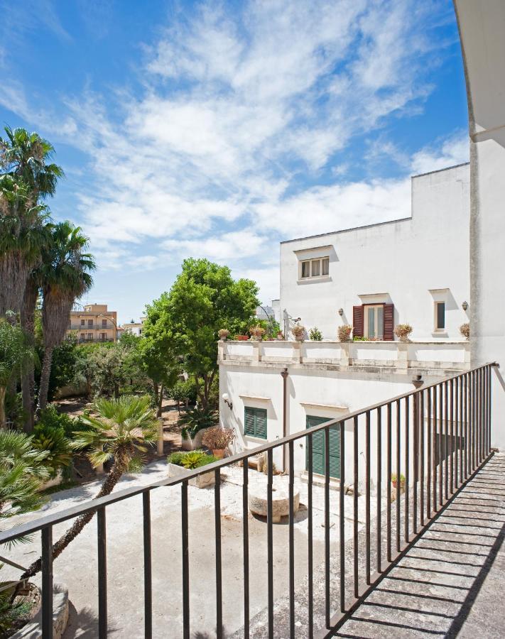 Palazzo Francesco Grassi Bed & Breakfast Aradeo ภายนอก รูปภาพ