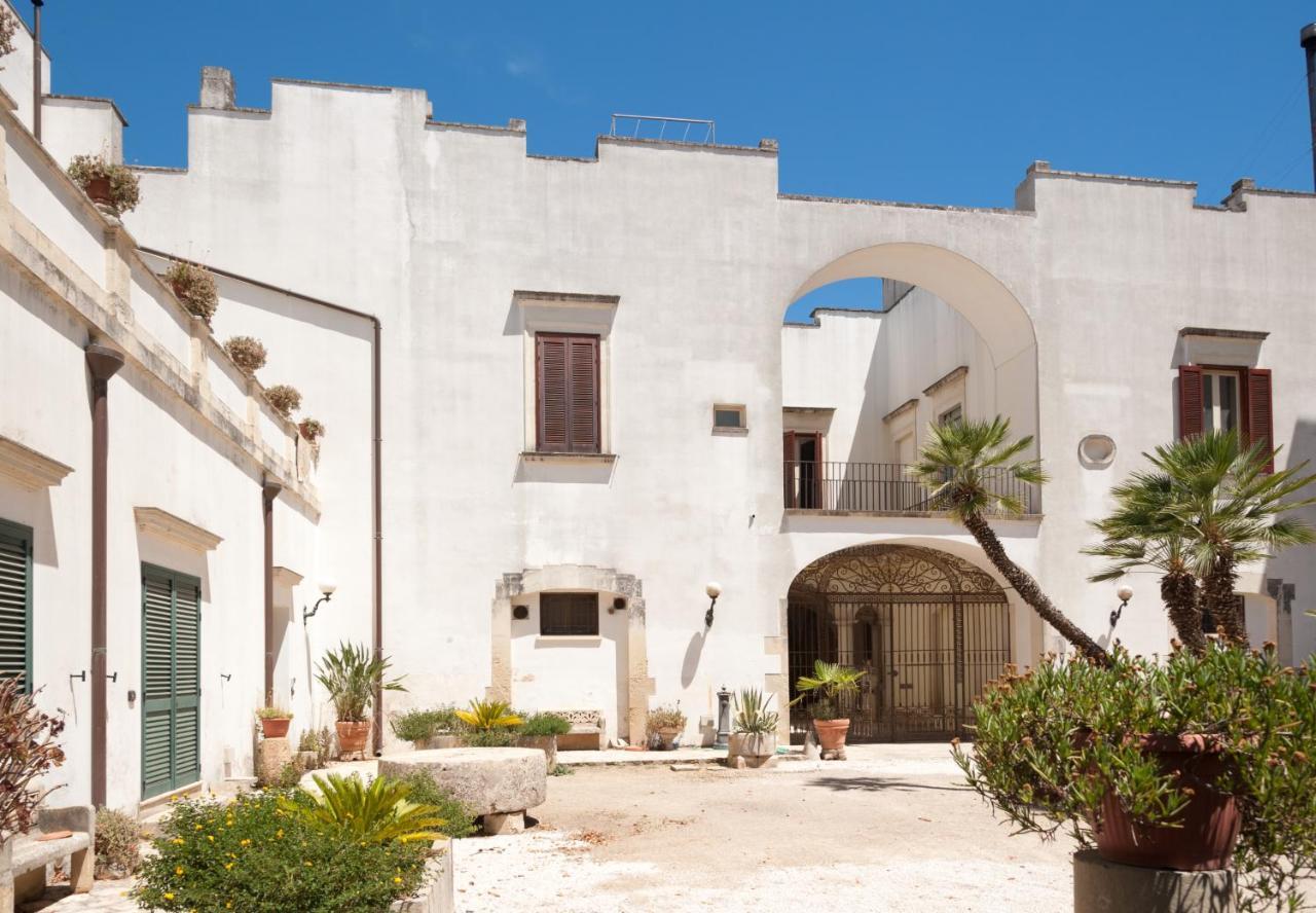 Palazzo Francesco Grassi Bed & Breakfast Aradeo ภายนอก รูปภาพ