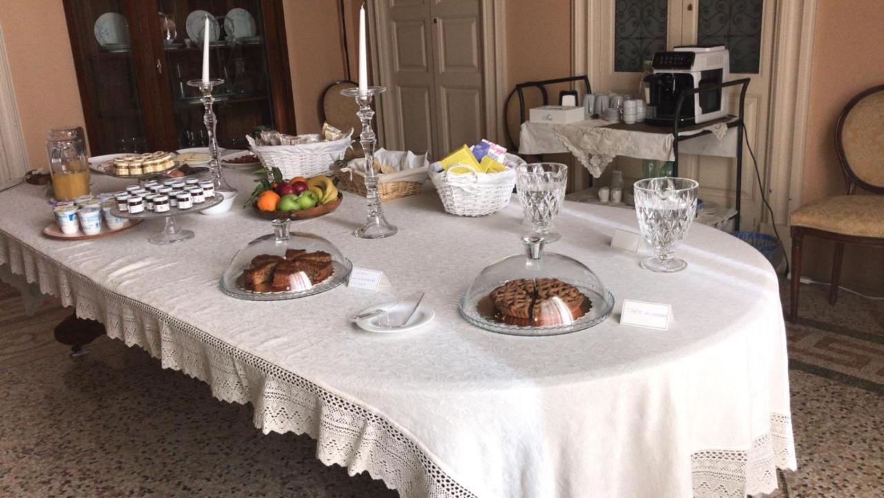 Palazzo Francesco Grassi Bed & Breakfast Aradeo ภายนอก รูปภาพ