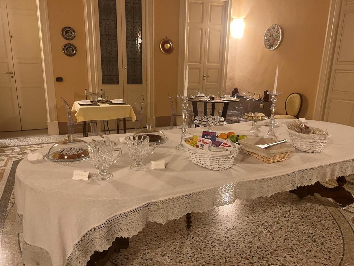 Palazzo Francesco Grassi Bed & Breakfast Aradeo ภายนอก รูปภาพ