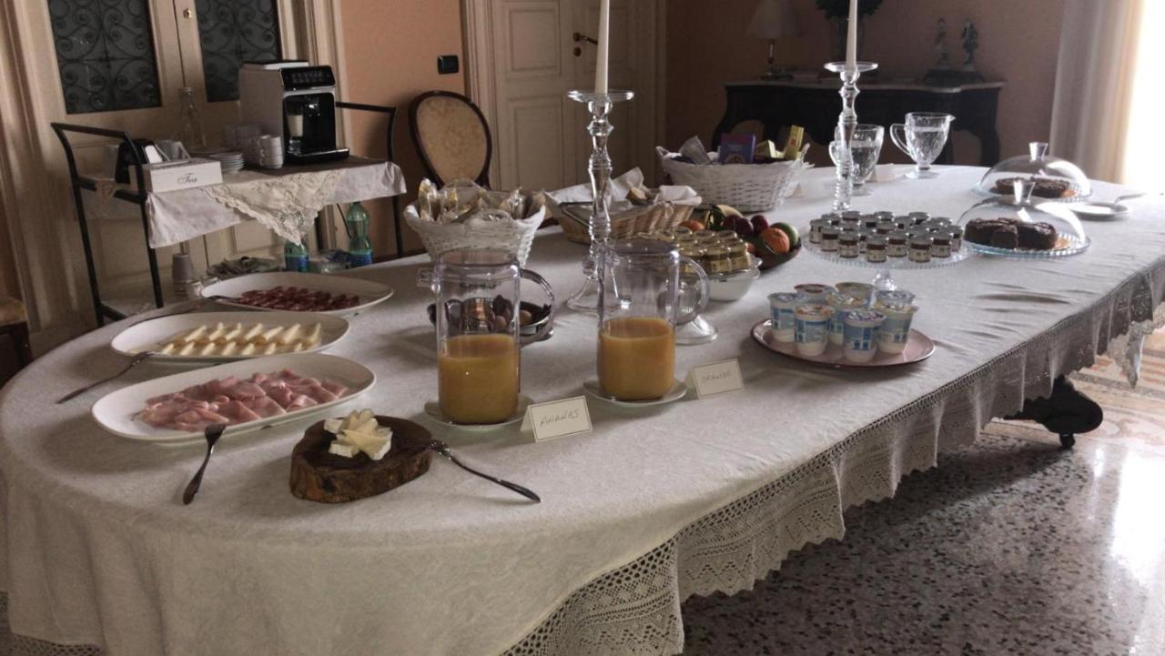 Palazzo Francesco Grassi Bed & Breakfast Aradeo ภายนอก รูปภาพ