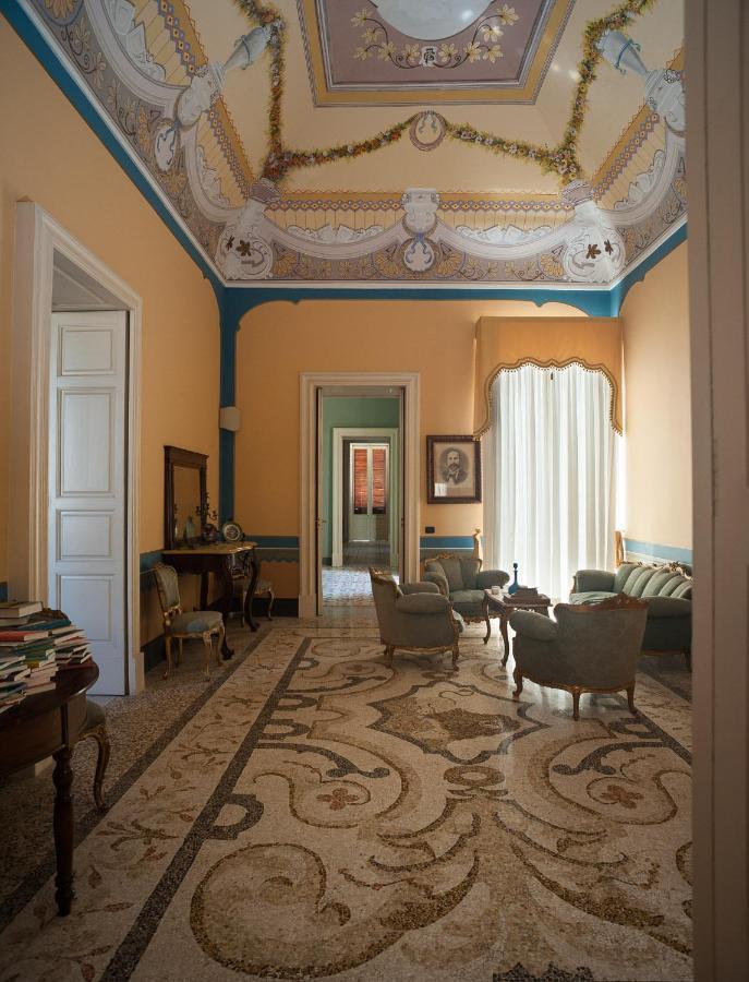 Palazzo Francesco Grassi Bed & Breakfast Aradeo ภายนอก รูปภาพ